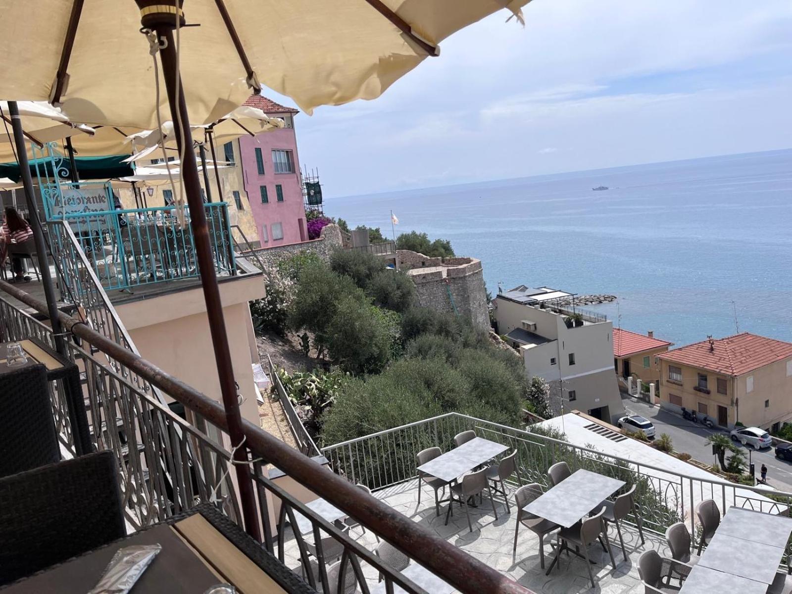 La Finestra Sul Borgo Bed & Breakfast Cervo Eksteriør bilde